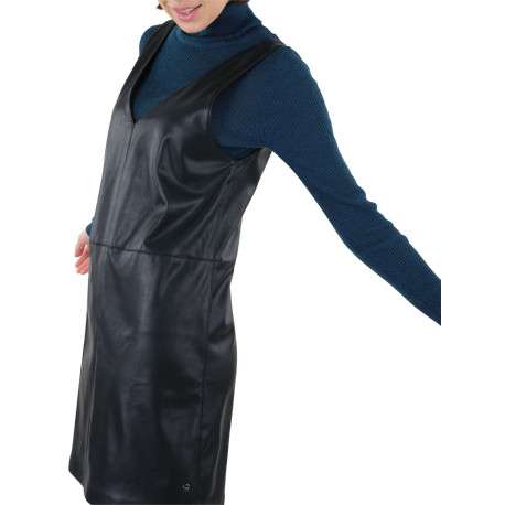 Robe courte noire en similicuir avec une coupe courte un col v et sans manches - Image 2