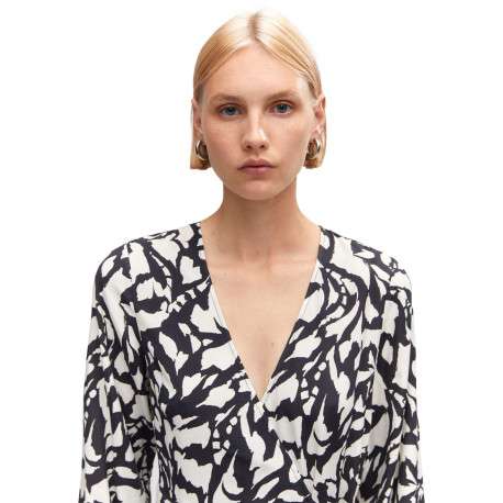 Robe longue black imprimé abstrait avec une coupe portefeuille et un col v - Image 3