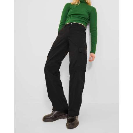 Pantalon Cargo noir uni avec une coupe regular fit et des poches arrières - Image 7