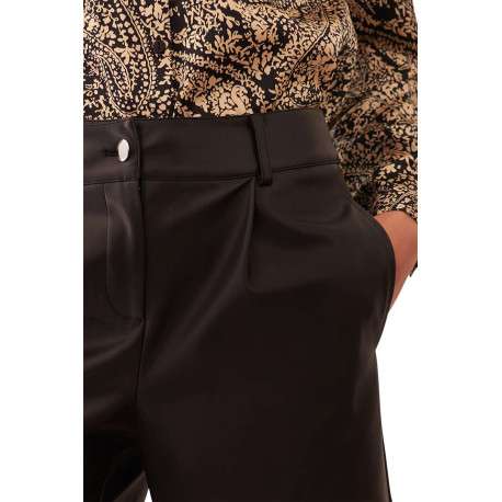 Short coupe droite noir uni aspect similicuir avec poche plaquée décorative - Image 4