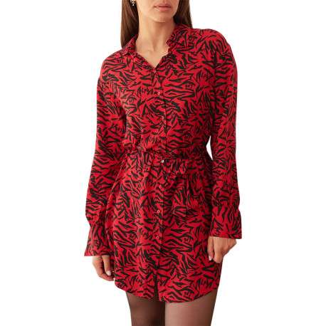 Robe courte rouge avec un imprimé zébré et monogramme et une coupe évasée