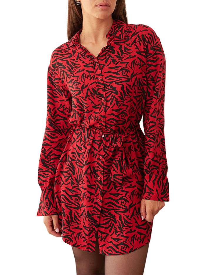 Robe courte rouge avec un...