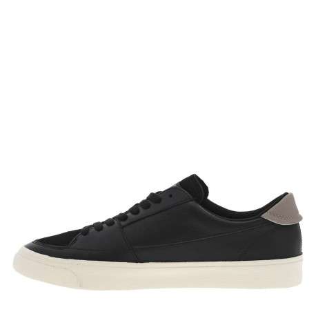 Baskets tennis en cuir noires à semelle plate et à lacets plats