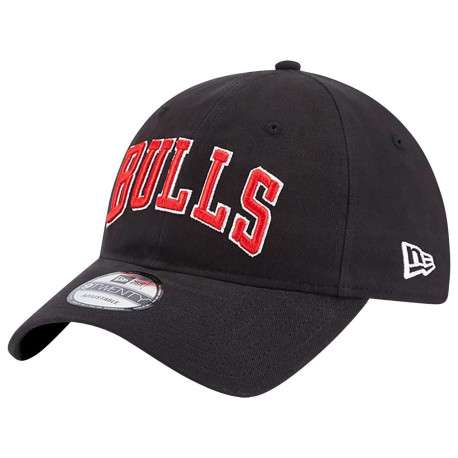 Casquette noire unie avec coupe dad cap et une fermeture strapback