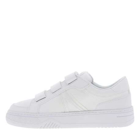 Baskets tennis blanches grainées avec logo de la marque embossé en noir