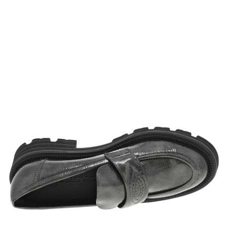 Mocassins gris vernis effet fumé avec dessin sur l'empeigne à talon compensé bas - Image 4