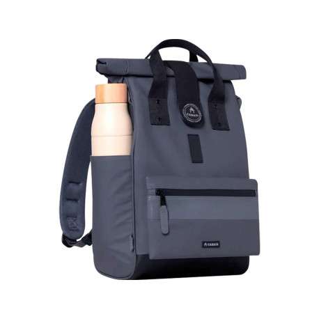 Sac à dos Budapest anthracite avec logo cousu sur la poche zippée et le rabat - Image 2