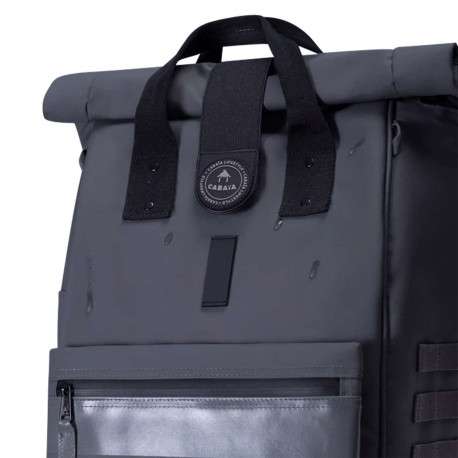 Sac à dos Budapest anthracite avec logo cousu sur la poche zippée et le rabat - Image 6