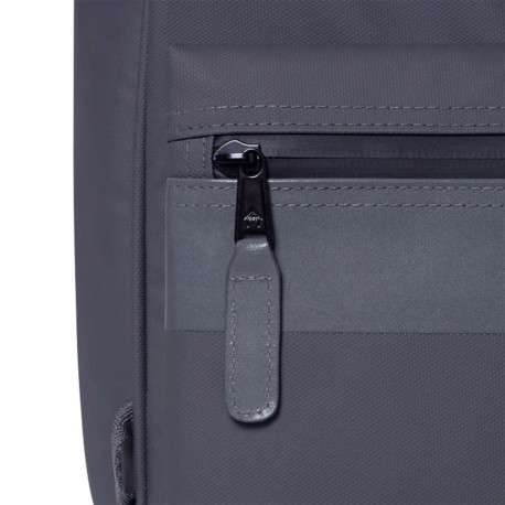 Sac à dos Budapest anthracite avec logo cousu sur la poche zippée et le rabat - Image 7