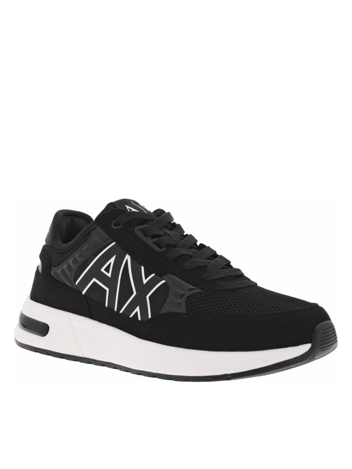 Sneakers monochromes noires...