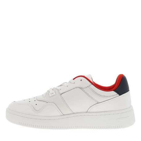 Baskets en cuir blanc lisse et vernis à fermeture par lacets plats