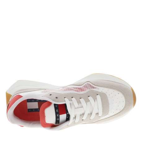 Baskets running beige et corail avec des lacets tressés blancs - Image 4