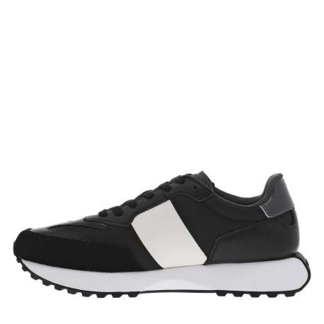 Baskets running noires en cuir et avec des lacets plats noirs
