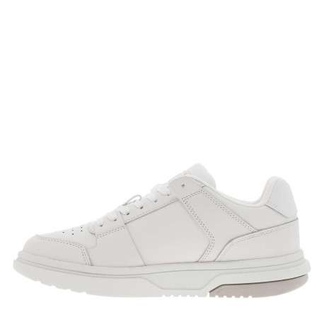 Baskets en cuir blanc lisse avec des empiècements et à lacets tressés plats