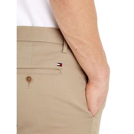 Pantalon Bleeker en coton beige uni avec une coupe chino et poches latérales - Image 5