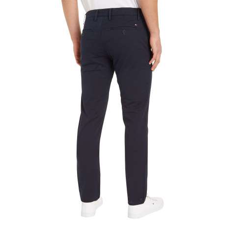 Pantalon Bleeker en coton marine uni avec une coupe chino et poches arrières - Image 2