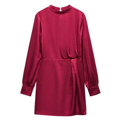 Robe courte framboise avec une coupe fluide un col rond et manches bouffantes