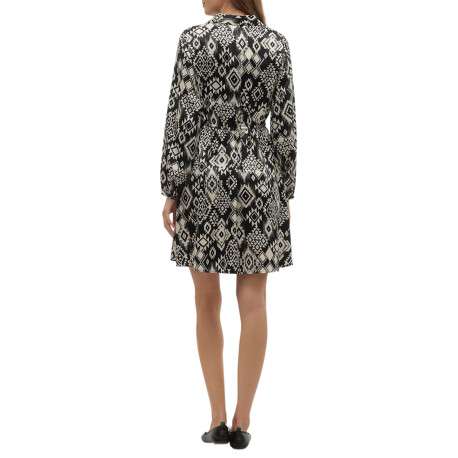 Robe courte noire imprimé aztèque avec une coupe fluide et un col français - Image 2