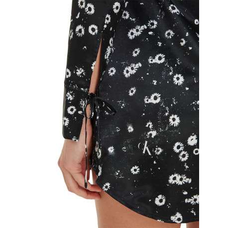 Robe courte noire fleurie avec coupe ajustée col v à revers et à manches longues - Image 6