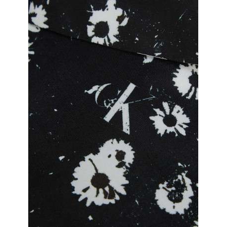 Robe courte noire fleurie avec coupe ajustée col v à revers et à manches longues - Image 7