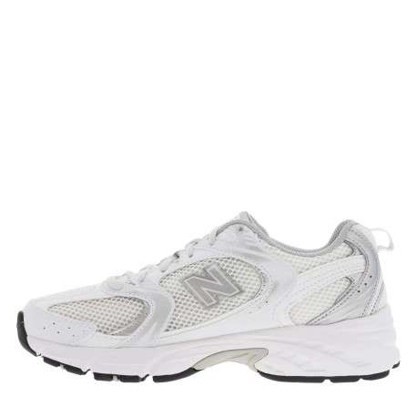 Baskets basses multisport 530 blanches et argentées en mesh avec lacets plats