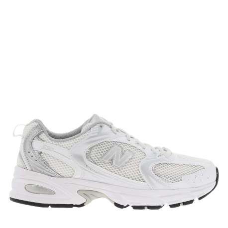 Baskets basses multisport 530 blanches et argentées en mesh avec lacets plats - Image 2