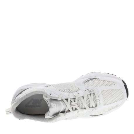 Baskets basses multisport 530 blanches et argentées en mesh avec lacets plats - Image 4