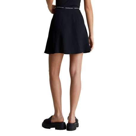 Jupe courte noire unie avec taille logotypée et une coupe patineuse - Image 3