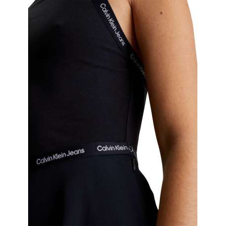 Jupe courte noire unie avec taille logotypée et une coupe patineuse - Image 4