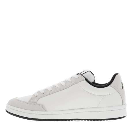 Baskets basses en cuir blanches avec lacets plats et logo noir sur l'extérieur