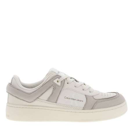 Baskets basses tennis en cuir blanc cassé et grises avec des lacets plats - Image 2