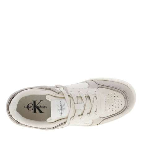 Baskets basses tennis en cuir blanc cassé et grises avec des lacets plats - Image 4