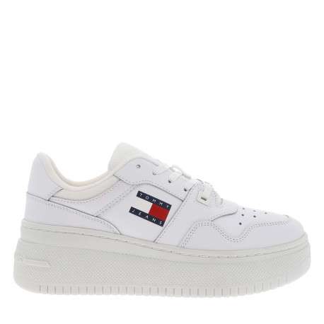 Baskets basses tennis en cuir blanches avec lacets plats et semelle compensée - Image 2