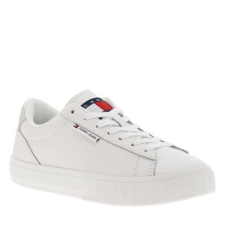 Baskets basses en cuir blanches avec des lacets plats et drapeau tricolore cousu - Image 3
