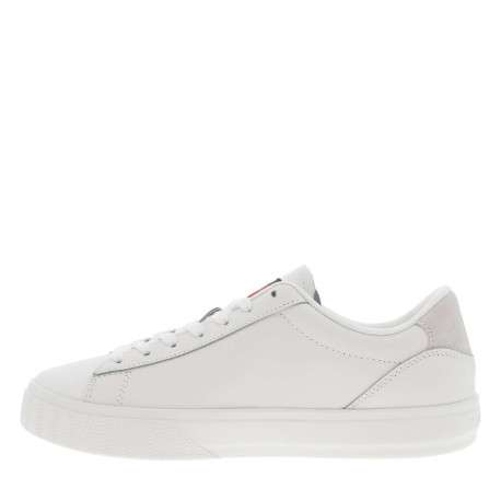 Baskets basses en cuir blanches avec des lacets plats et drapeau tricolore cousu