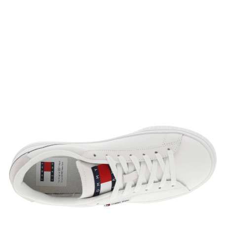 Baskets basses en cuir blanches avec des lacets plats et drapeau tricolore cousu - Image 4