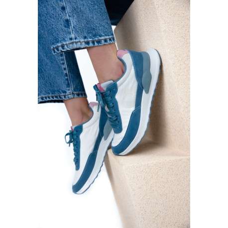 Baskets basses bleu jean avec une semelle running et des lacets plats - Image 2