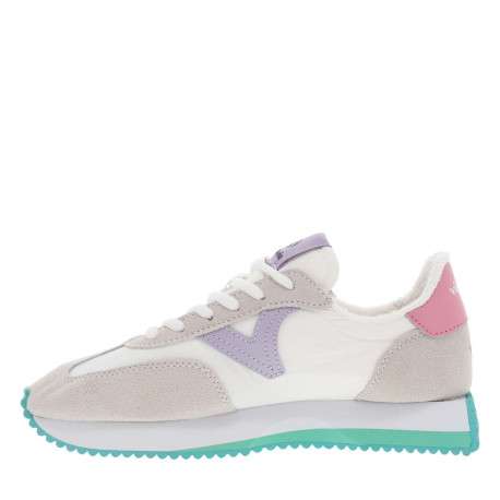 Baskets basses en cuir nubuck grises avec des lacets et une semelle running