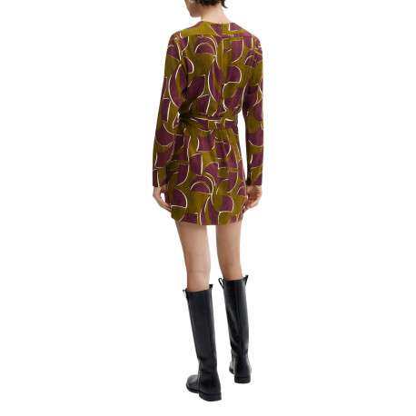 Robe courte rouge imprimé géométrique avec coupe portefeuille et col asymétrique - Image 3
