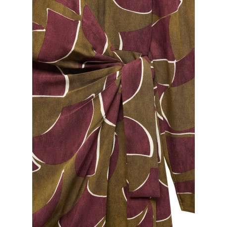 Robe courte rouge imprimé géométrique avec coupe portefeuille et col asymétrique - Image 4