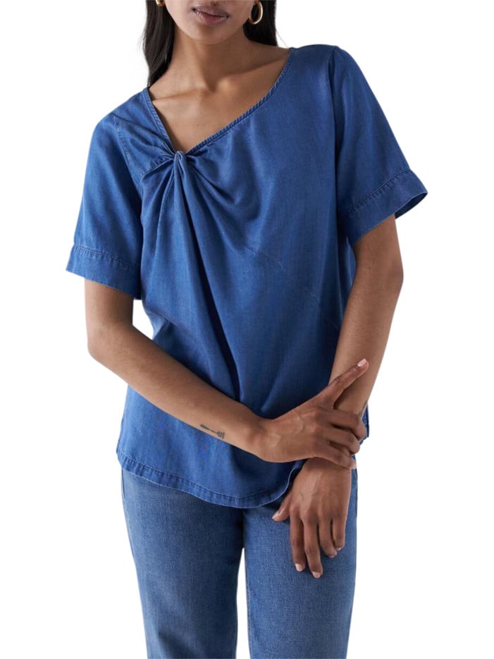Blouse bleue unie avec une...