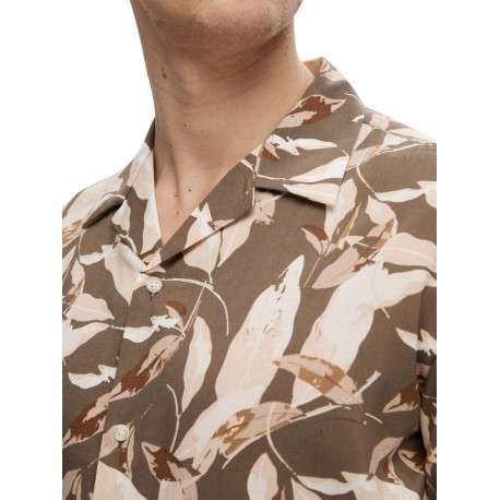 Chemise beige imprimé avec un col français et à manches courtes - Image 7