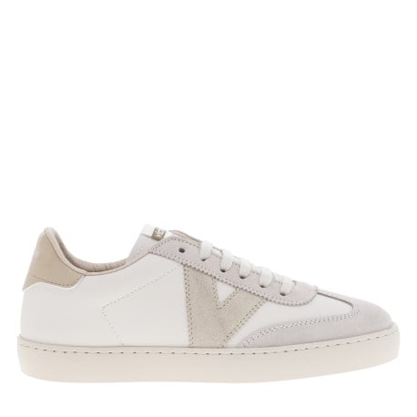 Baskets basses tennis beiges avec lacets plats et des empiècements en cuir