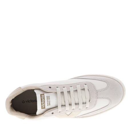 Baskets basses tennis beiges avec lacets plats et des empiècements en cuir - Image 4