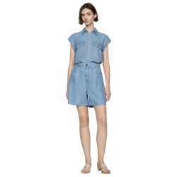 Short bleu ciel uni avec une coupe droite et une taille haute