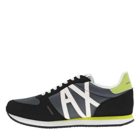 Baskets basses running noires avec des détails jaune fluo et des lacets plats