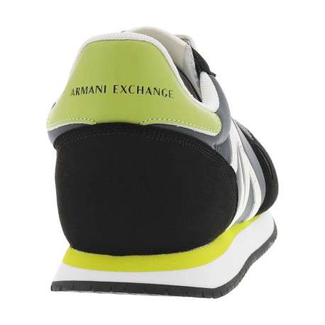 Baskets basses running noires avec des détails jaune fluo et des lacets plats - Image 6