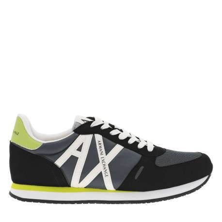 Baskets basses running noires avec des détails jaune fluo et des lacets plats - Image 2