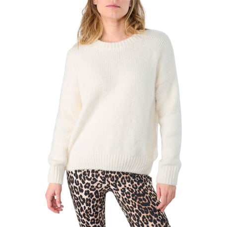 Pull écru uni avec une coupe droite un col rond et des manches longues