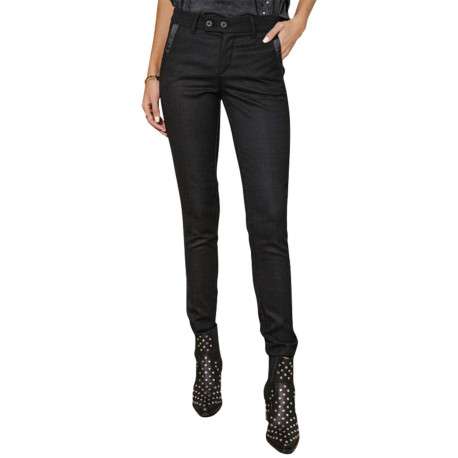 Pantalon Tessa Socially noir uni avec une coupe slim et tissu en nid d'abeille - Image 4